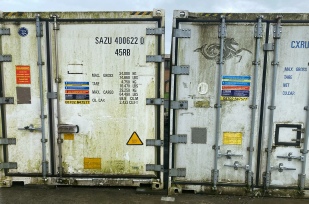 Showing dirty Container before work to clean it